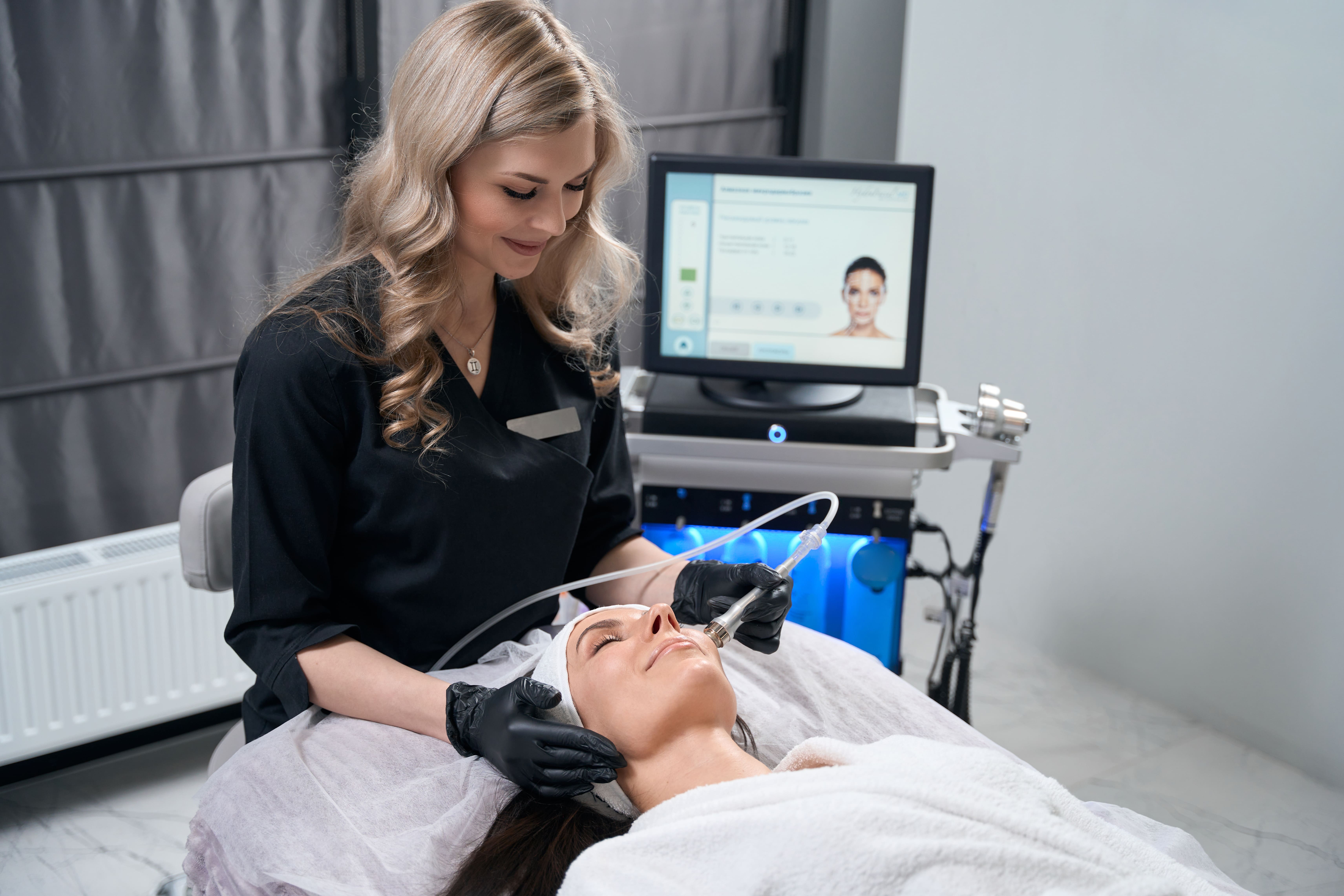 Esmerlife'ta profesyonel Hydrafacial cilt bakımı